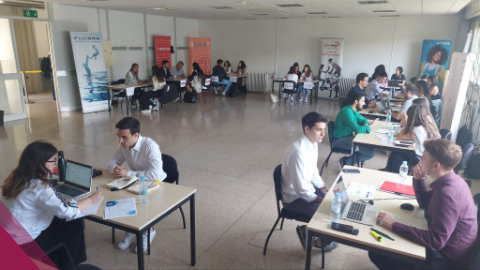 Els estudiants entrevistant-se amb les diferents empreses dins una de les aules de la Facultat